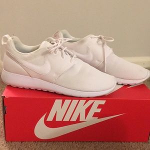 White Nike Roche One